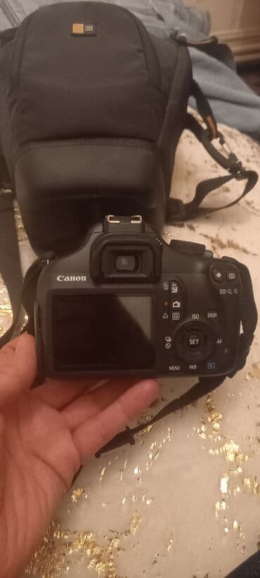 Canon EOS 1100D fotoaparatı və Case Logic çiyin çantası. Fotoaparat