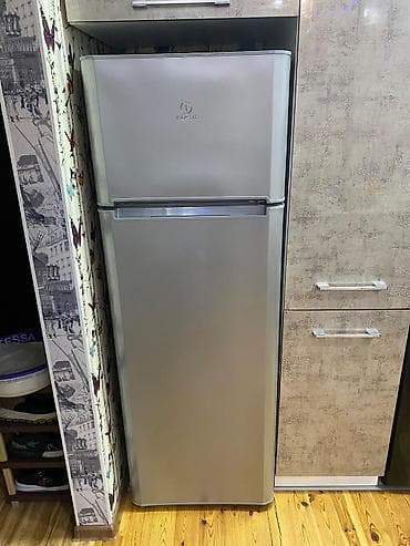 2 qapılı Indesit Soyuducu Satılır, rəng - Gümüşü