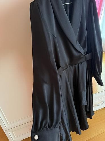 deri donlar: Qara atlas effektli qadın paltarı - Rəng: Dərin qara - Parça — 4