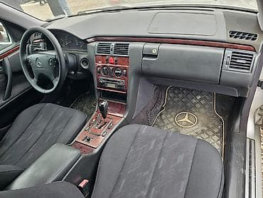 bmw e39 2003: Mercedes-Benz E 220: 2.2 l | 2001 il Sedan — 6