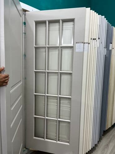 Ağ rəngdə, 15 şüşə panelli daxili qapı. Bu qapı interyerə zəriflik və