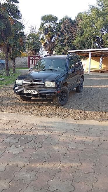 24 10 matoru: Chevrolet Tracker SUV - Kuzov: 5 qapılı, qara rəng - Tam ötürücülü — 2