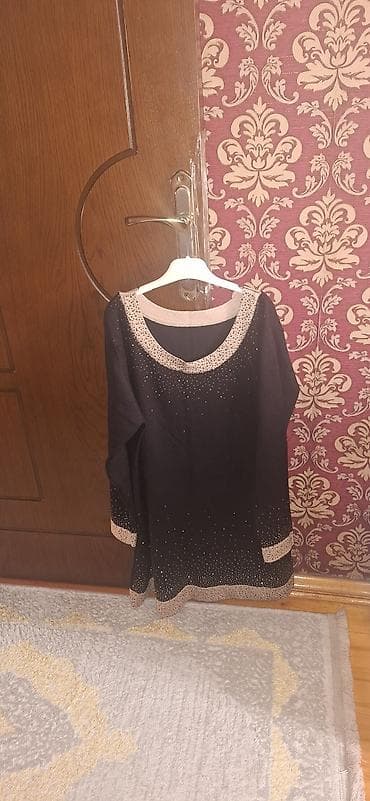 Qadın triko tunik/sviter - Rəng: qara, bej detallarla - Dizayn: geniş