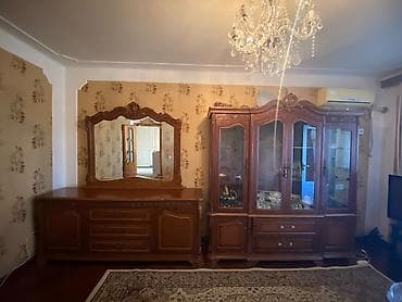 Klassik üslubda qonaq otağı mebel dəsti Tərkibi: - Şkaf-vitrin: 3