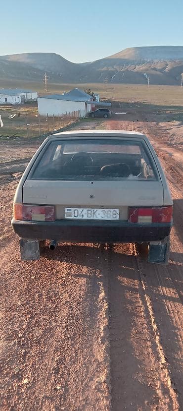 Bej rəngdə Lada Samara hetçbek modeli təklif olunur. Avtomobil 5