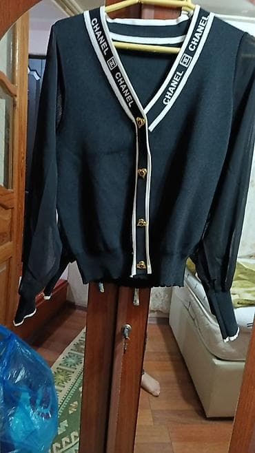 Qadın kardiqanı – qara rəngdə, V-yaxa dizaynlı. - Boyun və ön