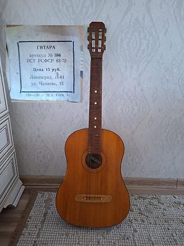 Gitaralar: Gitara Sovet istehsalı klassik tipli aqustik gitara. Etiketdə — 1