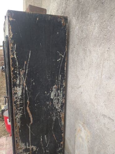 demir şkaf: 4 polkali seyfdi. Demirin qalinligina soz ola bilmez — 1