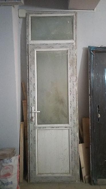PVC qapı – şüşəli üst hissə, aşağı hissəsi panelli - Material: PVC