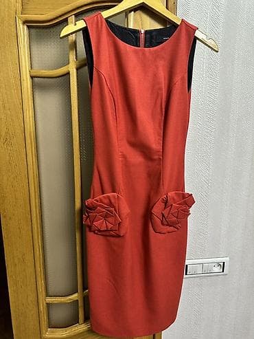 yun don: Qırmızı qolsuz qələm don Marka: Roman Bədən: 36 - Kəsim: Dizə qədər — 1