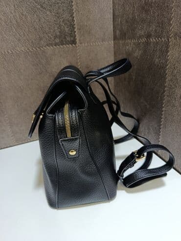 купить бу чемодан: Рюкзак от бренда Carpisa. Модель сделана из эко кожи, имеет магнитную — 2