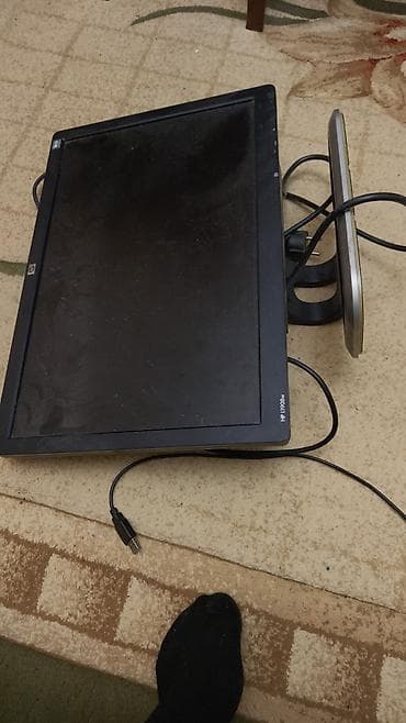 manıtor: Ikisi birlikdə 40 azn HP LP1908w monitor + Genius klaviatura seti - — 2