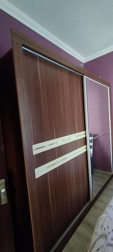 Geniş və böyük dolabdır.Bütün reysləri və qapaqları işlək — 2