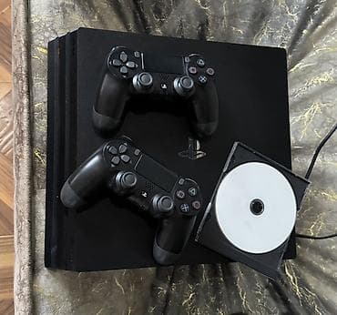 huawei mate xt: PlayStation 4 Pro oyun konsolu. 2 pult üstündə, 2 şunuru, zaretqası — 3