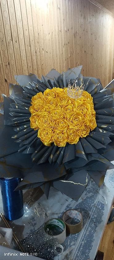 dekorativ gullər: Süni gül buketi – zərif tac aksesuarı ilə - Rənglər: parlaq sarı — 2