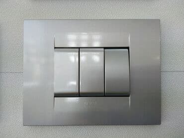 Gümüşü rəngdə, üç düyməli elektrik açarı. Müasir dizaynı ilə hər