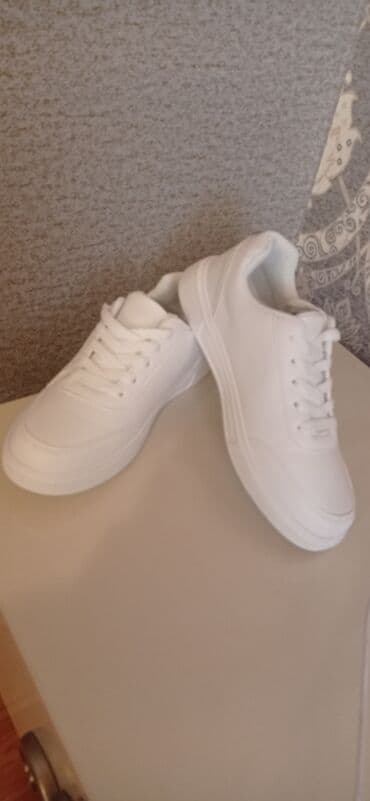 ağ kedlər: Ağ rəngdə minimal dizaynlı uniseks krossovkalar - Klassik tam ağ — 2