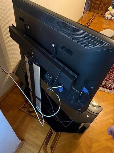 mini televizor: Məhsul: Sony Bravia LCD televizor + şüşə TV stendi (birgə) Televizor — 2