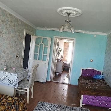 Mənzillər: Seherin merkezinde 4 mertebeli binanon 3 cu mertebesi 3 otagli ev — 4