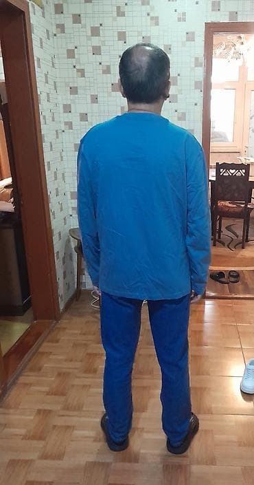 dəst geyimlər: Kişi üçün 2 dəst futbolka. 
Material: 100% pambıq. 
Fəsil: Yaz, Payız — 2