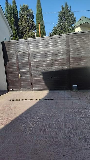 islenmis qapi satiram: İşlənmiş Dəmir Həyət darvazası, Yana açılan, 4 m, Mexaniki, rəng - Qəhvəyi, Kredit yoxdur — 1