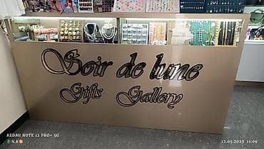 Rəf vitrinləri: Vitrin tipli satış köşkü – “Soir de lune Gifts Gallery” brend yazılı — 2