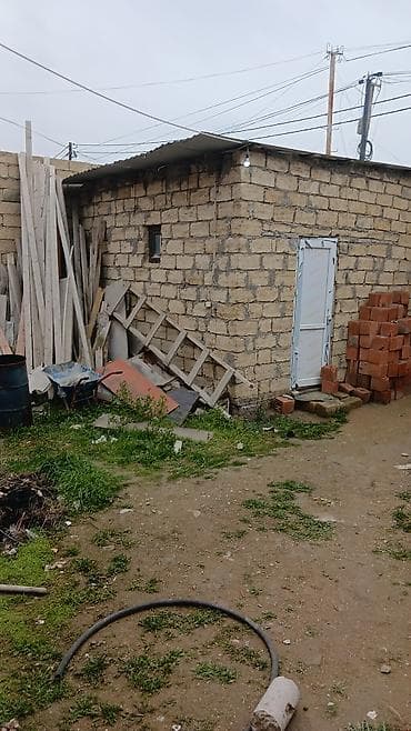 28 may menzil: Təsvir: - Həyətdə yerləşən kiçik daş tikili (tövlə/ambar/ustaxana — 4