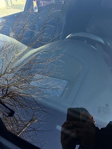 maşın nol altı: BMW 5 Series sedan (F10) – ağ rəng, M‑paket üslublu eksteryer. masin — 6