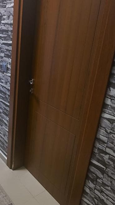 İsti qoz-fındıq tonlarında taxta qapı 7 ədəddir . Biri şüşəlidir