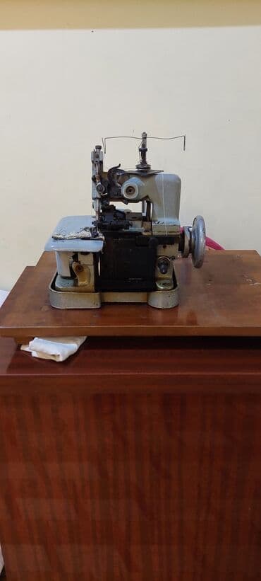 Overlok maşini.sovet dövründən qalma.işlək vəziyyətdədi.ünvan