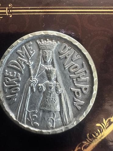 gumus 51: Məhsul: “Notre Dame d’Ayot Pin” təsvirli medalyon/suvenirdir — 3