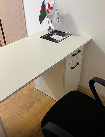 ucuz ofis masası: Mebellər satılır - Ofis üçün yazı masası: ağ rəngdə, geniş iş səthi — 1
