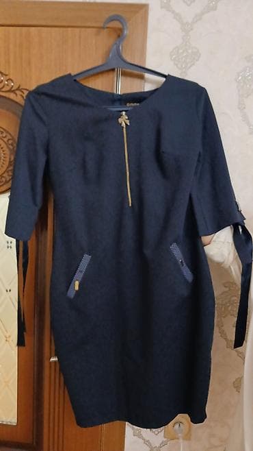 Tünd göy rəngdə qadın paltarı