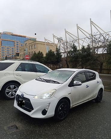 aqua masin: Toyota Prius c (Aqua) hibrid hetçbek daxili kreditle arendaya — 1