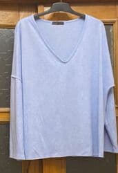 qadın geyimləri və qiymətləri: Qadın geyimləri – 2 fərqli model 1) Ağ bluz: - Yumşaq, axıcı parça - — 21