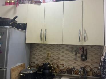 Divan və masa dəstləri: Mətbəx mebeli dəsti - Üst dolablar: 4 qapılı, açıq krem rəngdə, metal — 1