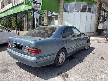 w210 oturacaq: Mercedes-Benz E-Class (W210) sedan - Gövdə: 4 qapılı sedan, açıq mavi — 3