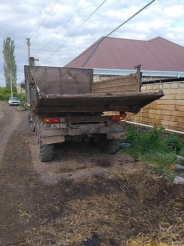 bu avtomobil traktor variantı: Köhnə tipli 6x4 damperli yük maşını Xüsusiyyətlər: - Gövdə: metal — 6