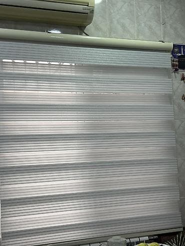 Zebra/Jalousi rolikli pərdə – açıq boz rəngdə, üfüqi zolaqlı dizayn