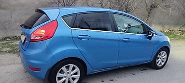 Ford Fiesta, mavi rəng, 5 qapılı hetçbek. Xüsusiyyətlər: - Avtomatik — 7