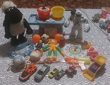 oyuncaqlar: Müxtəlif formalı və rəngli oyuncaq fiqurların kolleksiyası. Bura — 3
