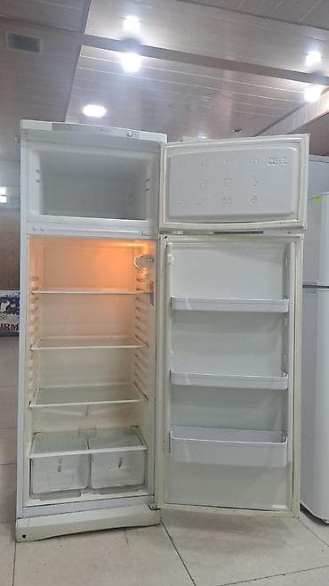 Indesit iki qapılı soyuducu - Üstdən dondurucu bölmə, aşağıda əsas