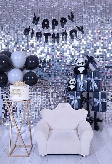 Gümüş parıltılı fonda “Happy Birthday” yazılı bəzək ilə fotozona/set