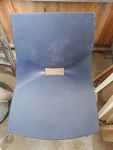 Bu, müasir dizaynlı, tünd mavi rəngli plastik oturacaqdır. Oturacaq və