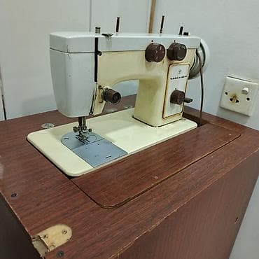 Çayka 142M tikiş maşını – quraşdırılmış şkafla - Model: Чайка 142М — 1