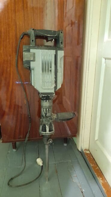 kərpic zavod: Güclü elektrikli betonqıran (perforator/çəkic tipli) salam. az — 2
