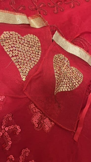 qara ürək şəkilləri: Qırmızı rəngli, ürək formalı parlaq elementlərlə bəzədilmiş zərif — 1