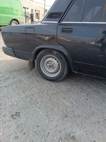 Lada 2107, qara rəng. Klassik kuzov dizaynı, xrom ön barmaqlıq və düz — 10