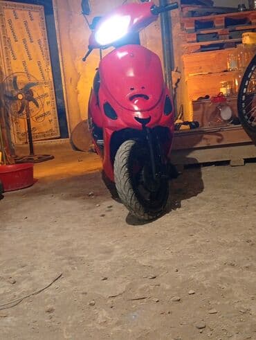 4 tekerli matasklet: Qırmızı skuter/skuterlə şəhər içi rahat və qənaətcil sürüş üçün ideal — 1