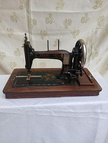 qedmi pullar: Antik pedal tikiş maşını – taxta qutulu - Model: Podolsk/Adler tipli — 6